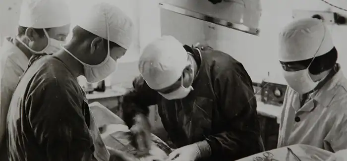 张朝聚和徒弟在达旗医院做手术