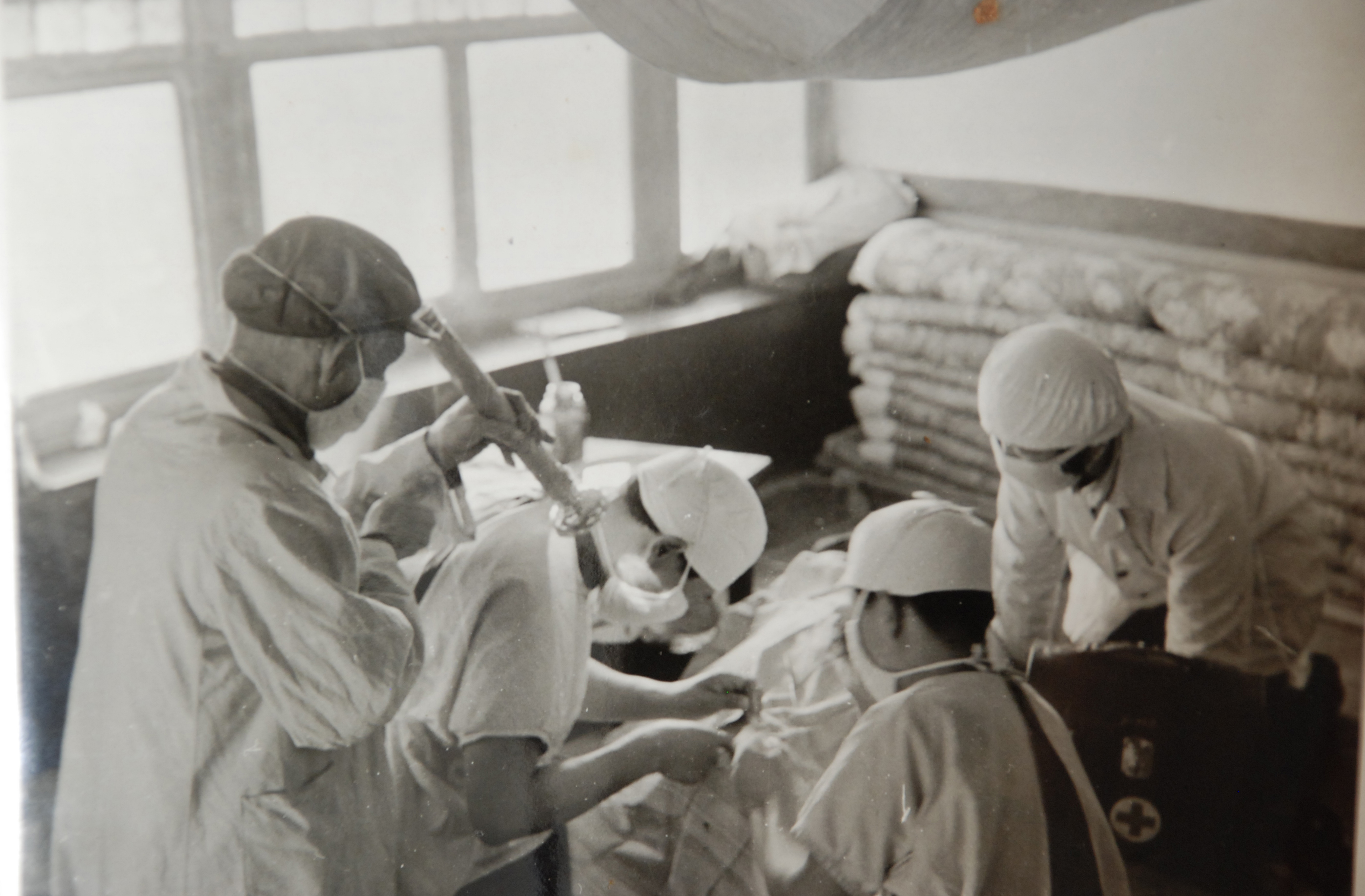 第一例白内障手术-在手电筒下土炕上治愈了无数的病人