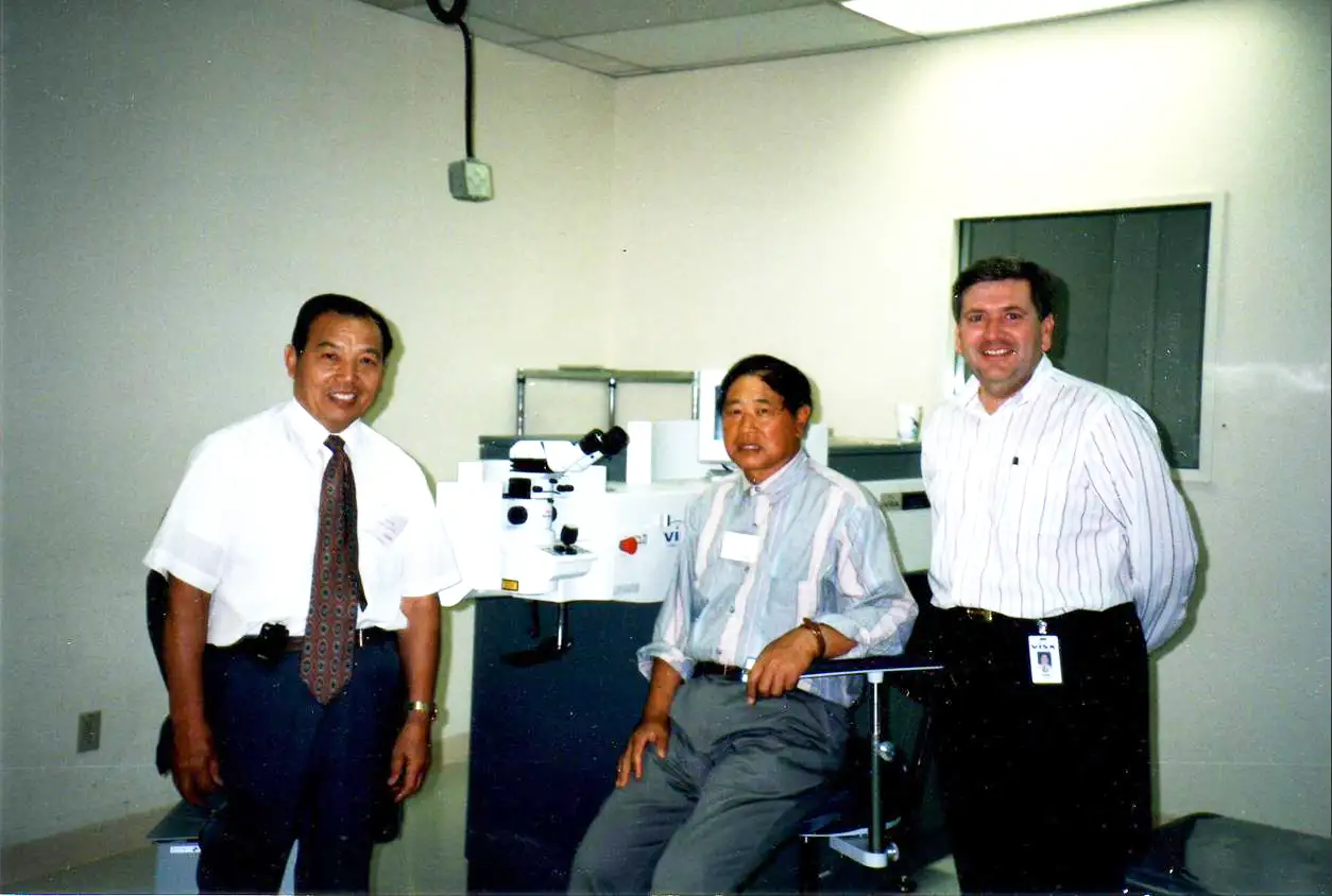 引进第一台准分子近视治疗设备